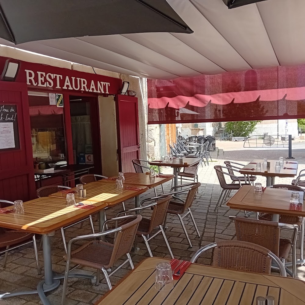 Façade et terrasse du restaurant L'Ardéchois sur la place Carnot à Yssingeaux